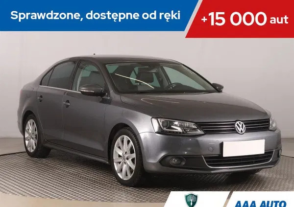 mazowieckie Volkswagen Jetta cena 40000 przebieg: 121094, rok produkcji 2013 z Działoszyn